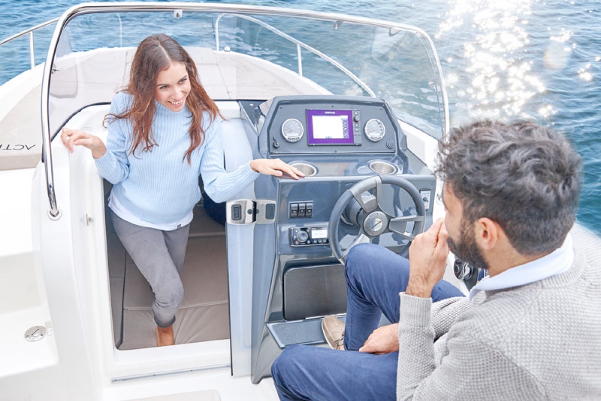 Activ 605 Sundeck 驾驶台与舱门