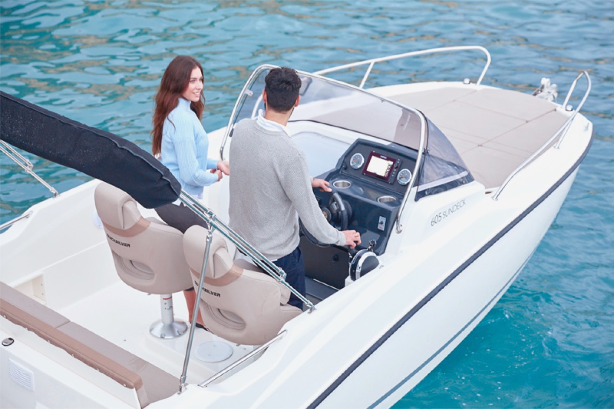 Activ 605 Sundeck 船尾 helm 视角