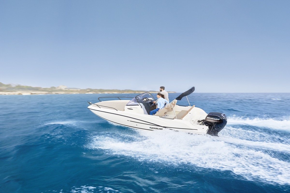 Activ 605 Sundeck 海上航行姿态
