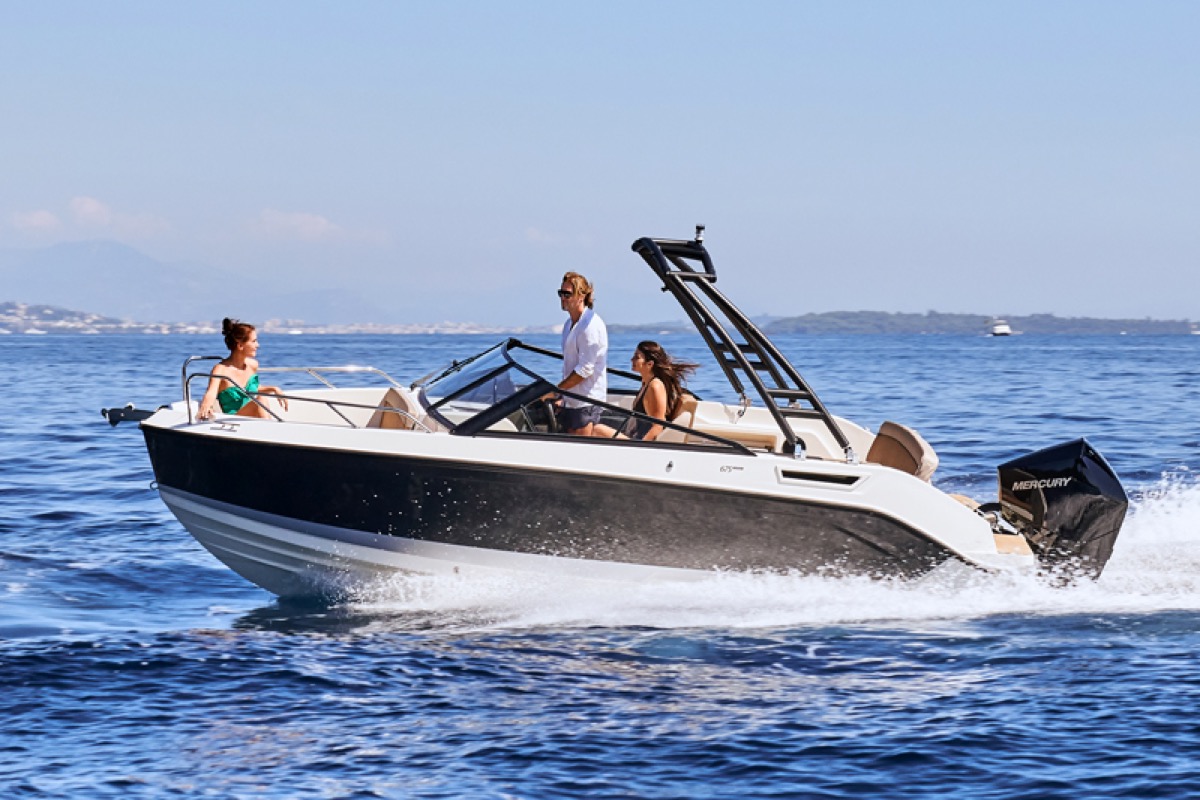 Activ 675 Bowrider 驾驶舱