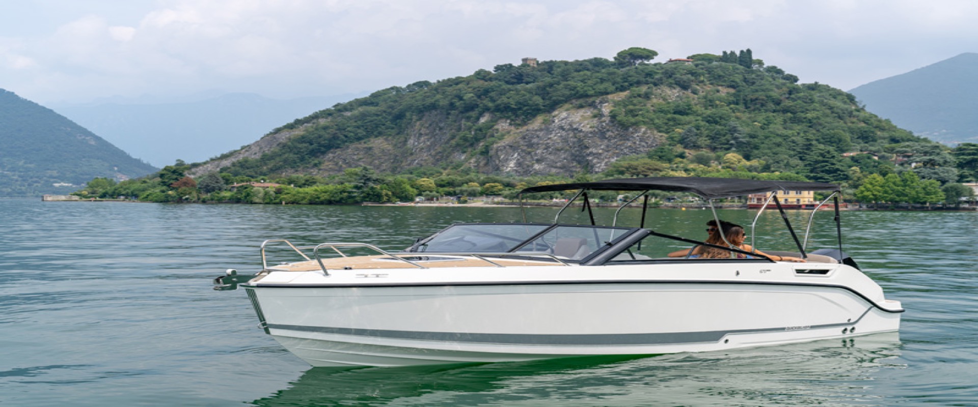 Activ 675 Cruiser cruising on the lake