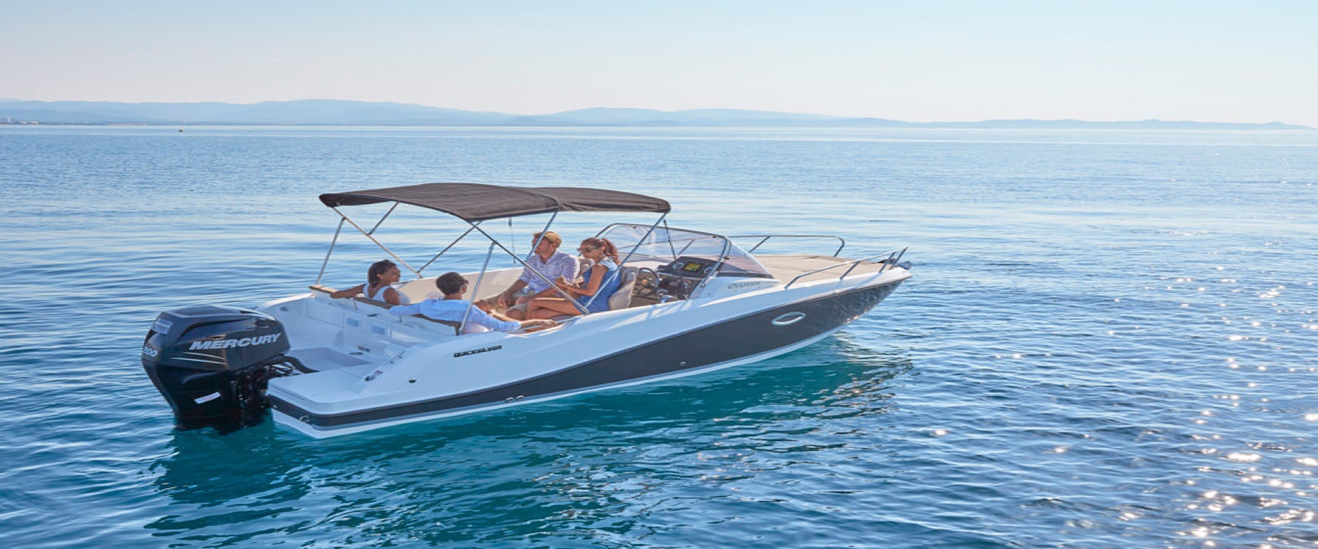 Activ 675 Sundeck 在平静海面上停泊