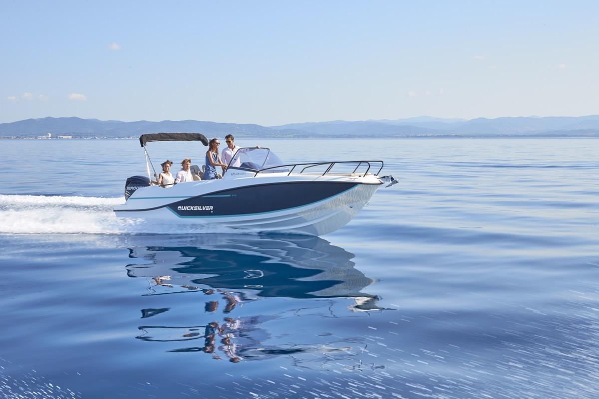 Activ 675 Sundeck 海面巡航