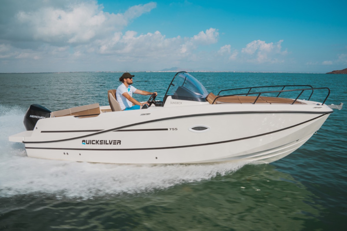 Activ 755 Sundeck running shot
