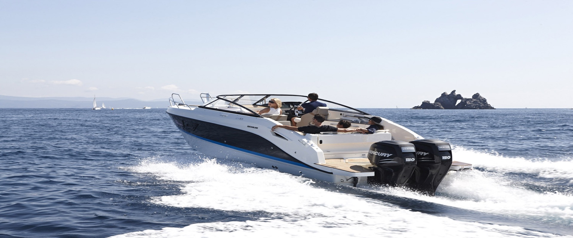 Activ 805 Cruiser underway