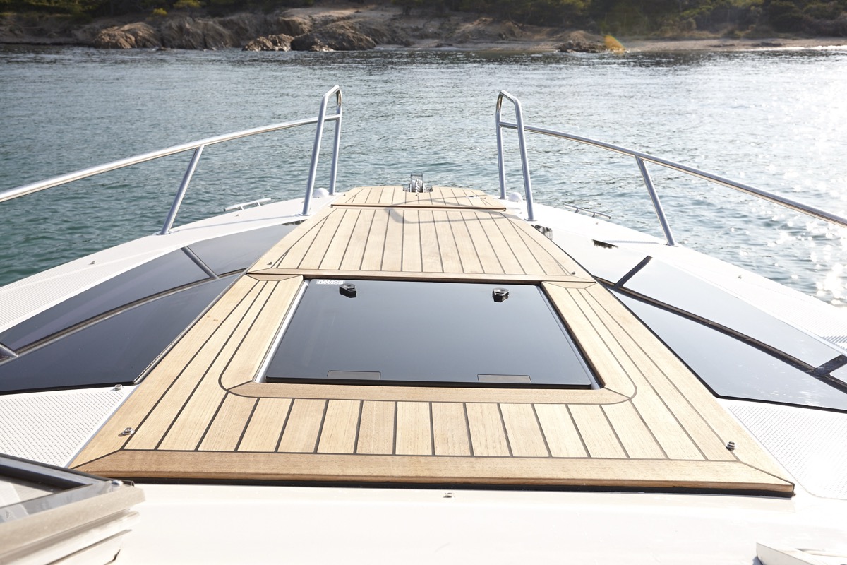 Activ 805 Cruiser foredeck