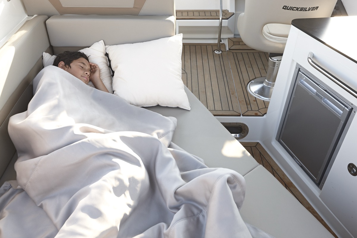 Activ 805 Cruiser cabin lounge