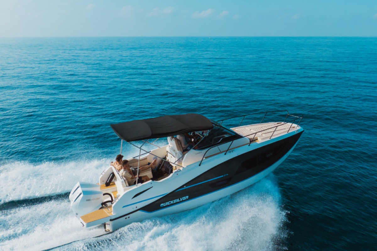 Aerial view of the 875 Sundeck running at speed