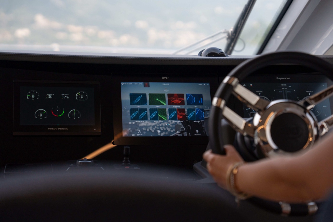 Fly 48 — 驾驶台 Volvo Penta 与 Raymarine 导航屏