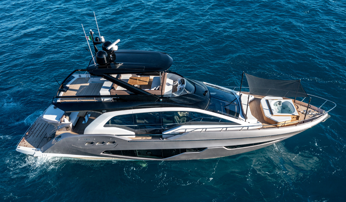 Fly 68 Gullwing — 逆光下的 Fly 68 船尾日光浴区