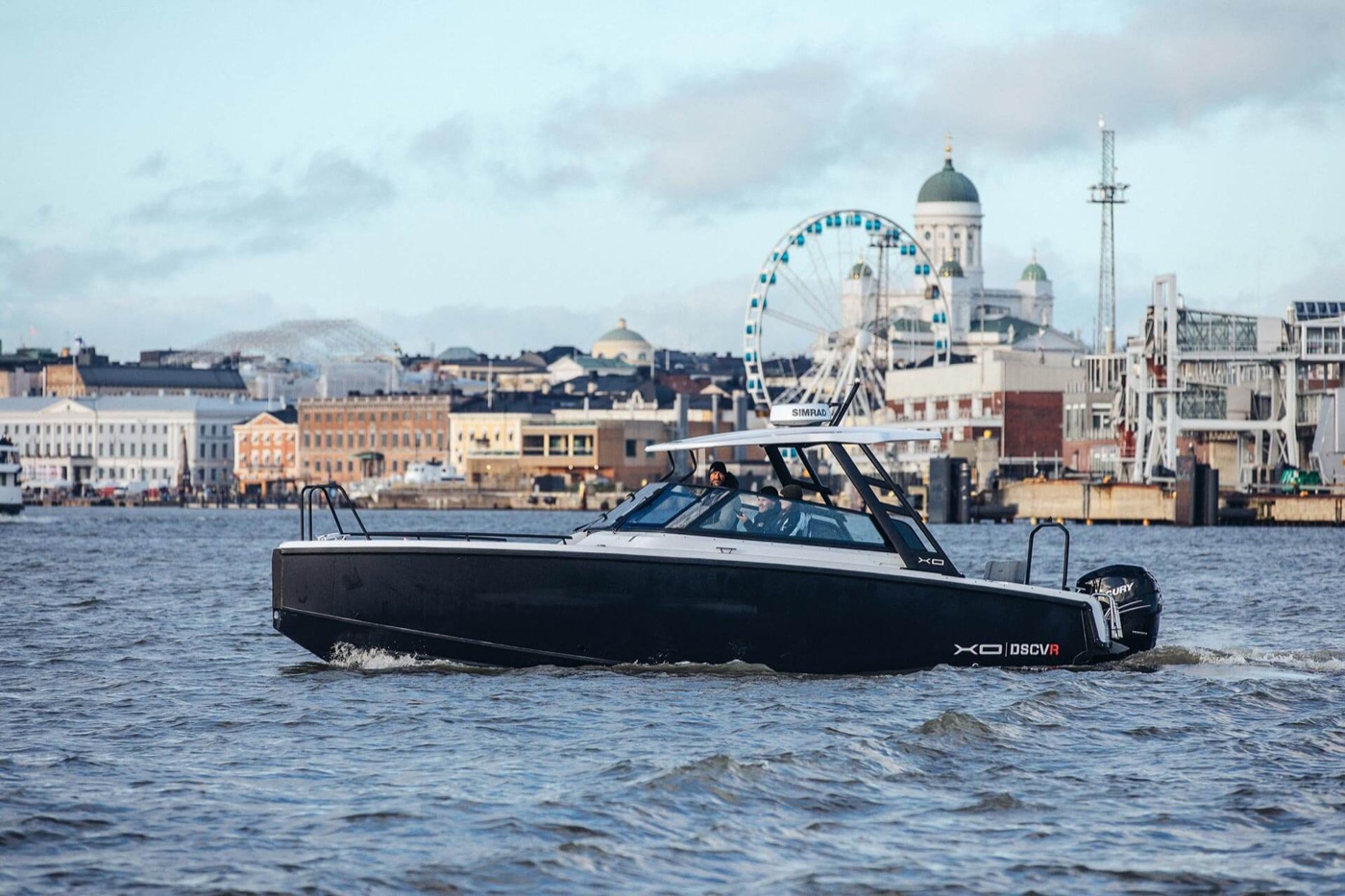 DSCVR 9 T-Top cruising past Helsinki Cathedral