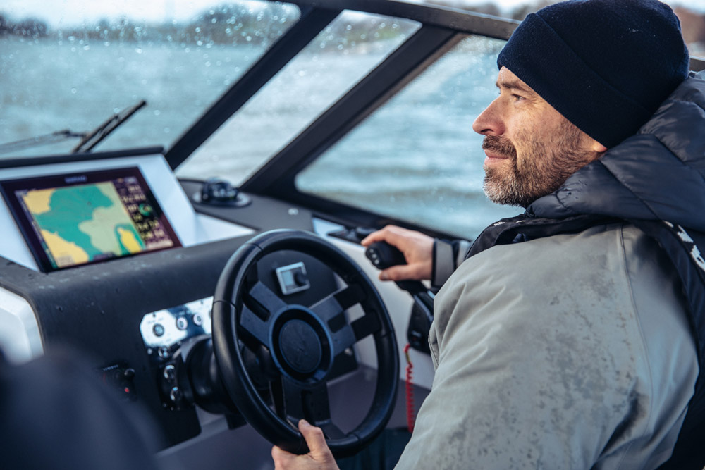 DSCVR 9 T-Top helm with Simrad chartplotter