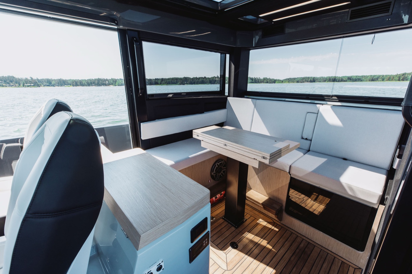 EXPLR 44 pilothouse saloon dinette